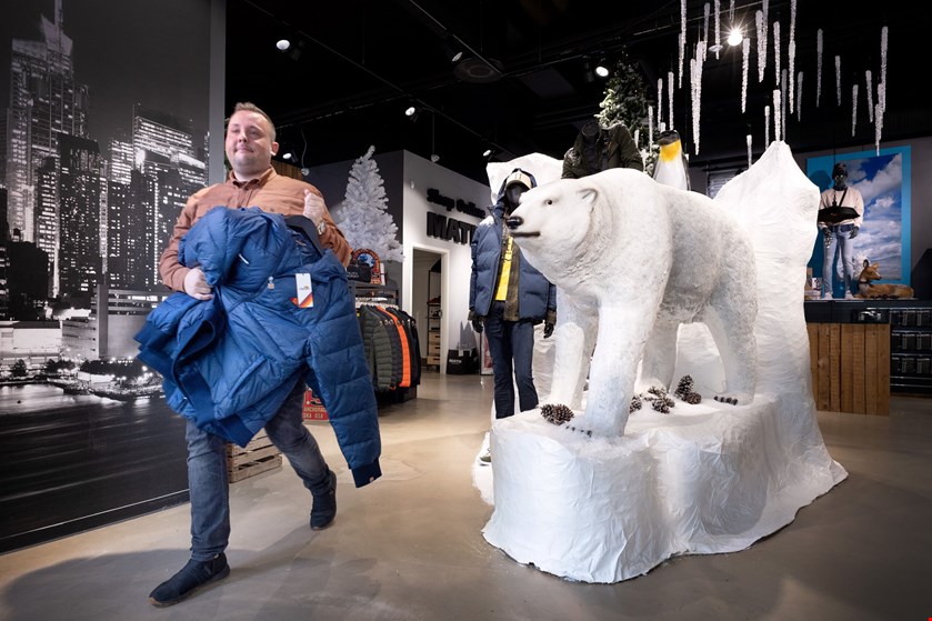Isbjørnen er blevet sæsonarbejder hos Mads Thorhauge, som får mange kommentarer for sin store juleudsmykning. Foto: Torben Hansen
